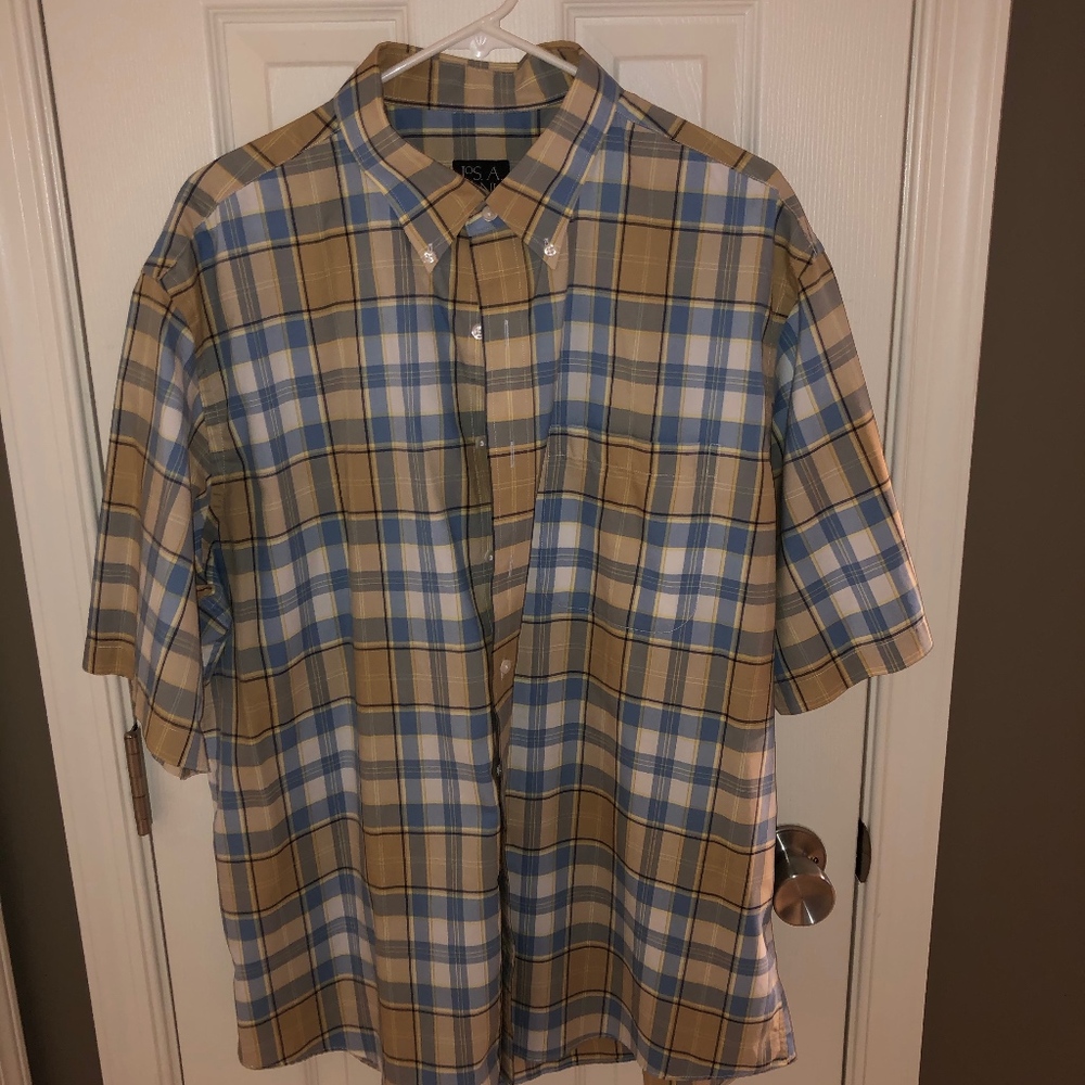 JOS A. BANK SHORT SLEEVE TRAVELER BUTTON DOWN